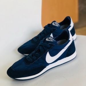 Rare vintage nike women's 80's sneakers swoosh 6